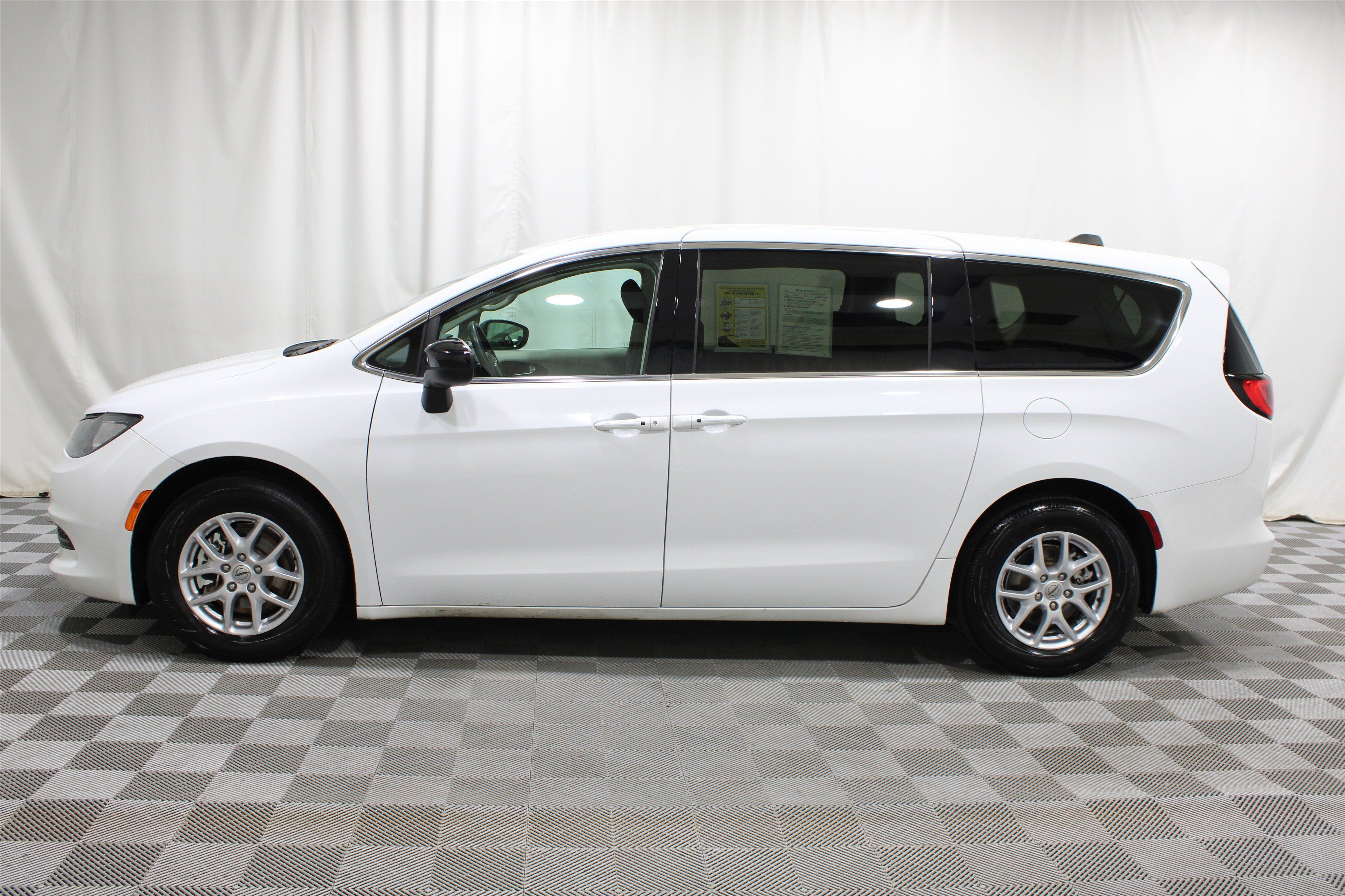Used 2024 Chrysler Voyager LX FWD image 34