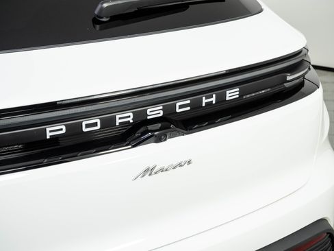 Used 2025 Porsche Macan Electric RWD image 37
