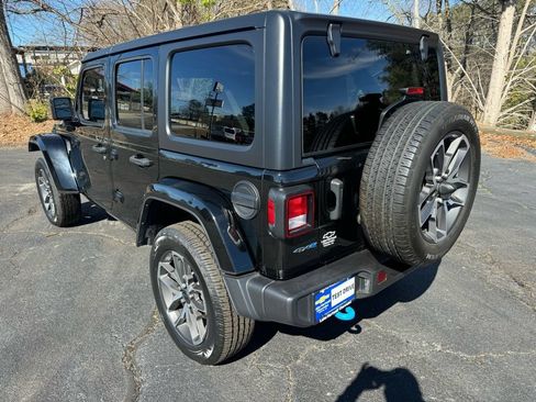 Used 2024 Jeep Wrangler Unlimited w/ Convenience Group AWD/4WD image 4