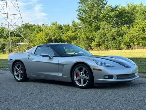 Used 2005 Chevrolet Corvette Coupe w/ Preferred Equipment Group RWD image 3