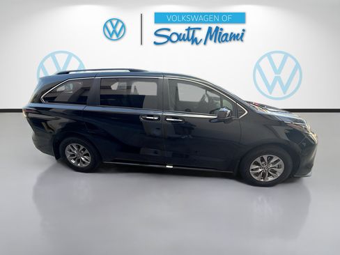 Used 2024 Toyota Sienna XLE FWD image 8