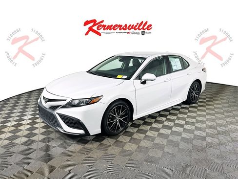 Used 2022 Toyota Camry SE image 3