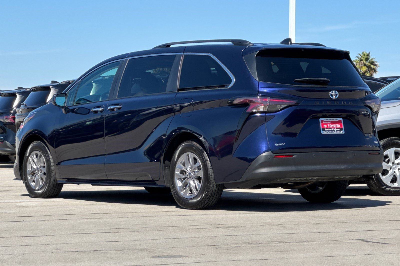 Used 2025 Toyota Sienna XLE FWD image 3
