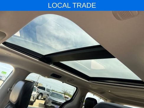 Used 2022 Chrysler Pacifica Limited w/ Uconnect Theater Family Group FWD image 11