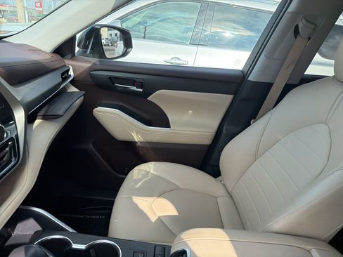 Used 2021 Toyota Highlander XLE image 12