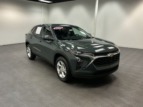 Used 2025 Chevrolet Trax LS w/ LS Convenience Package FWD image 7