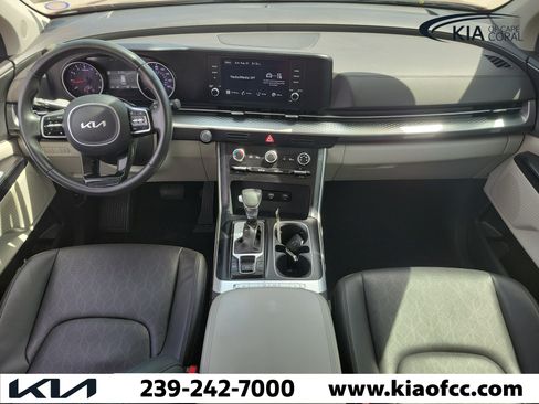 Used 2024 Kia Carnival LX FWD image 17