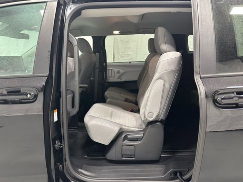 Used 2025 Toyota Sienna LE image 43