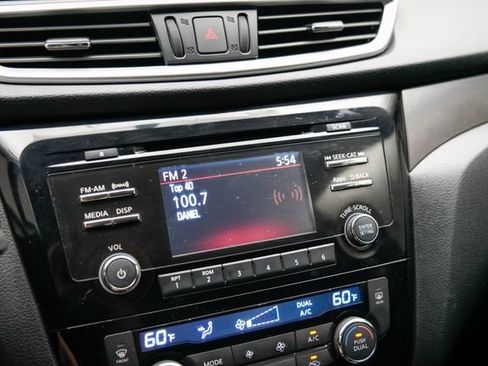 Used 2016 Nissan Rogue SV AWD/4WD image 27