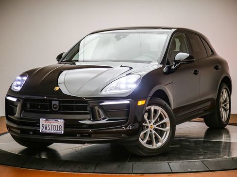 Certified 2025 Porsche Macan AWD/4WD image 1