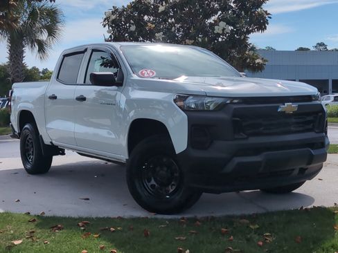 Used 2025 Chevrolet Colorado W/T w/ Advanced Trailering Package AWD/4WD image 2