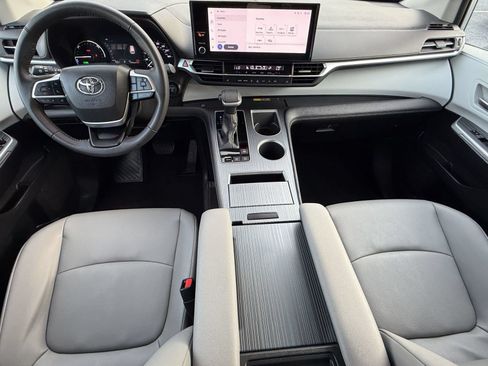 Used 2025 Toyota Sienna XLE FWD image 16