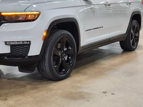 Used 2024 Jeep Grand Cherokee L Limited w/ Black Appearance Package AWD/4WD image 17