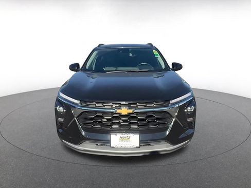 Used 2025 Chevrolet Trax LT w/ LT Convenience Package FWD image 4