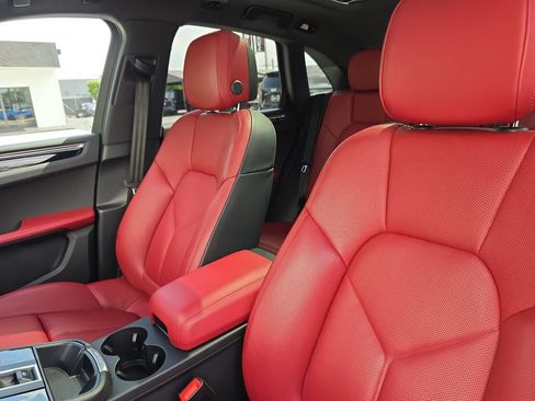 Used 2025 Porsche Macan AWD/4WD image 19