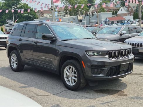 Used 2023 Jeep Grand Cherokee Laredo w/ Luxury Tech Group I AWD/4WD image 4