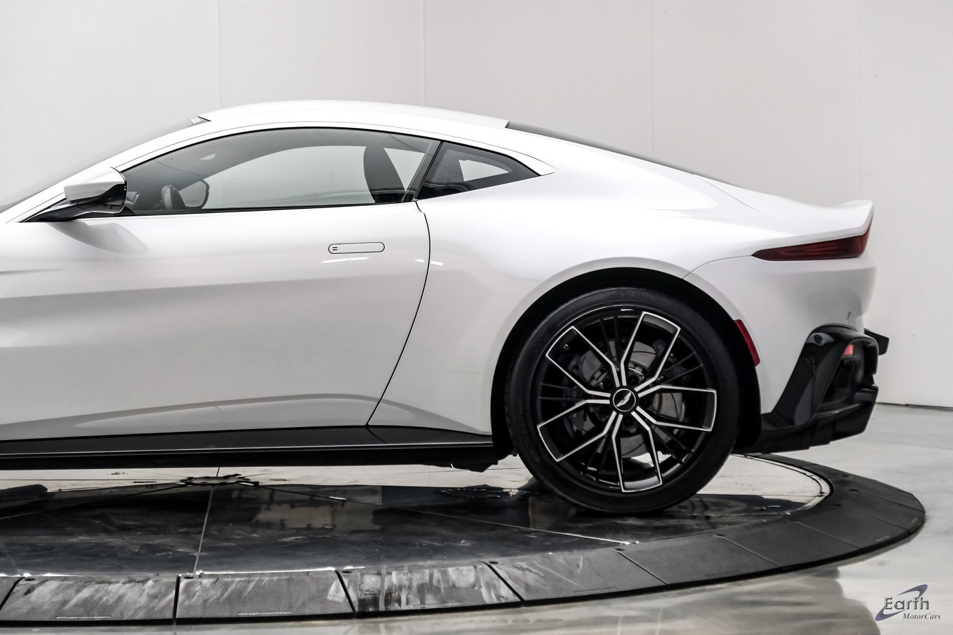 Used 2022 Aston Martin V8 Vantage Coupe RWD image 11