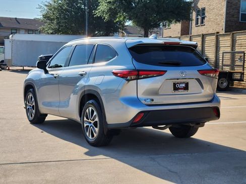 Used 2023 Toyota Highlander XLE FWD image 3