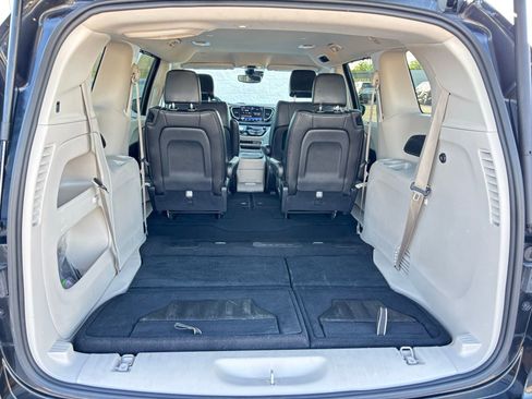 Used 2023 Chrysler Pacifica Touring-L FWD image 22