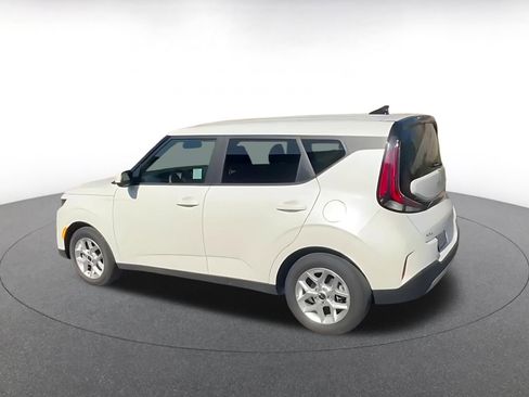 Used 2025 Kia Soul LX w/ LX Technology Package FWD image 11