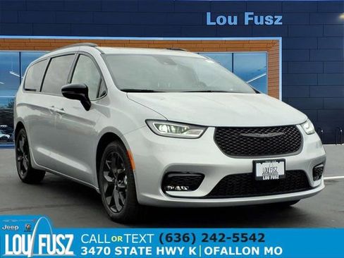 New 2026 Chrysler Pacifica Limited w/ S Appearance Package FWD image 1