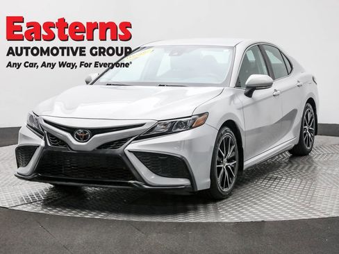 Used 2023 Toyota Camry SE image 1
