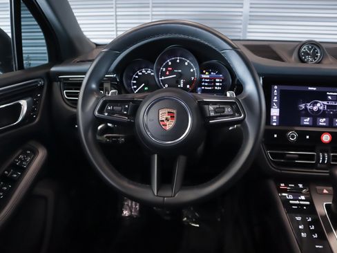 Certified 2025 Porsche Macan AWD/4WD image 16