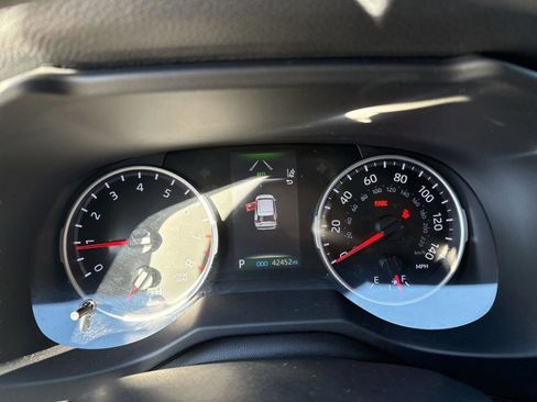 Used 2021 Toyota RAV4 XLE image 12