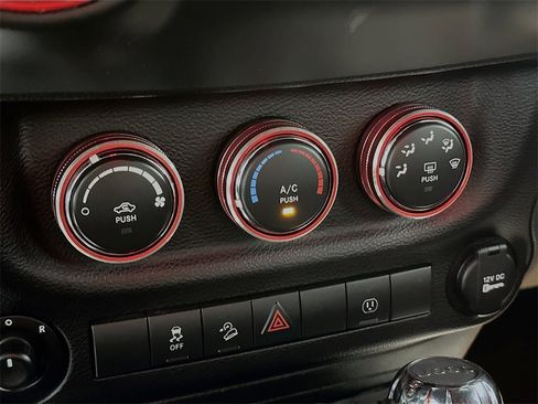 Used 2018 Jeep Wrangler Unlimited Sahara w/ Connectivity Group image 11