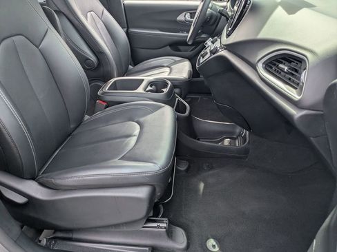 Used 2025 Chrysler Pacifica Select image 31