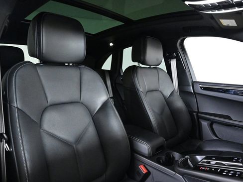 Certified 2025 Porsche Macan image 18