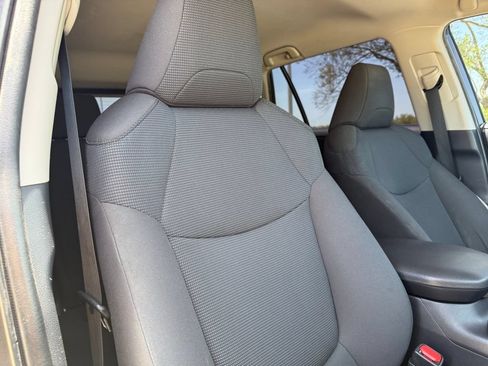 Used 2019 Toyota RAV4 LE FWD image 25