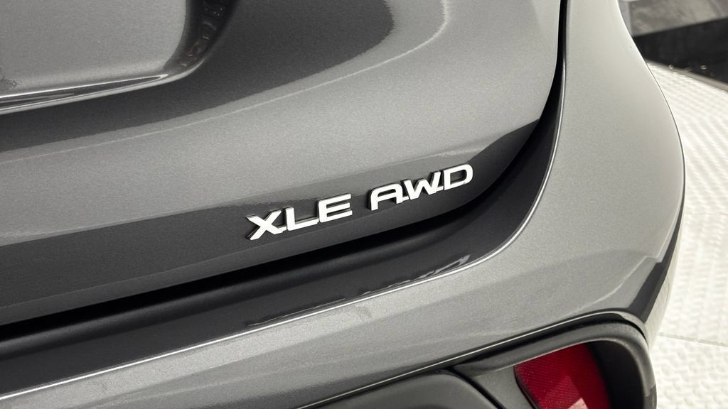 Used 2024 Toyota Highlander XLE AWD/4WD image 9