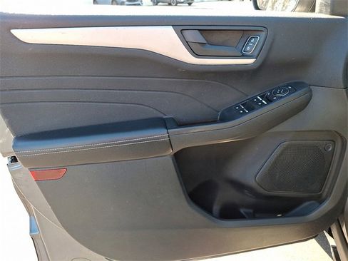 Used 2022 Ford Escape SE w/ SE Sport Appearance Package image 12