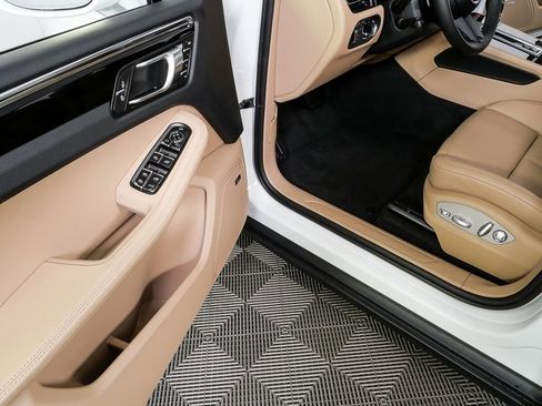 New 2026 Porsche Macan AWD image 8