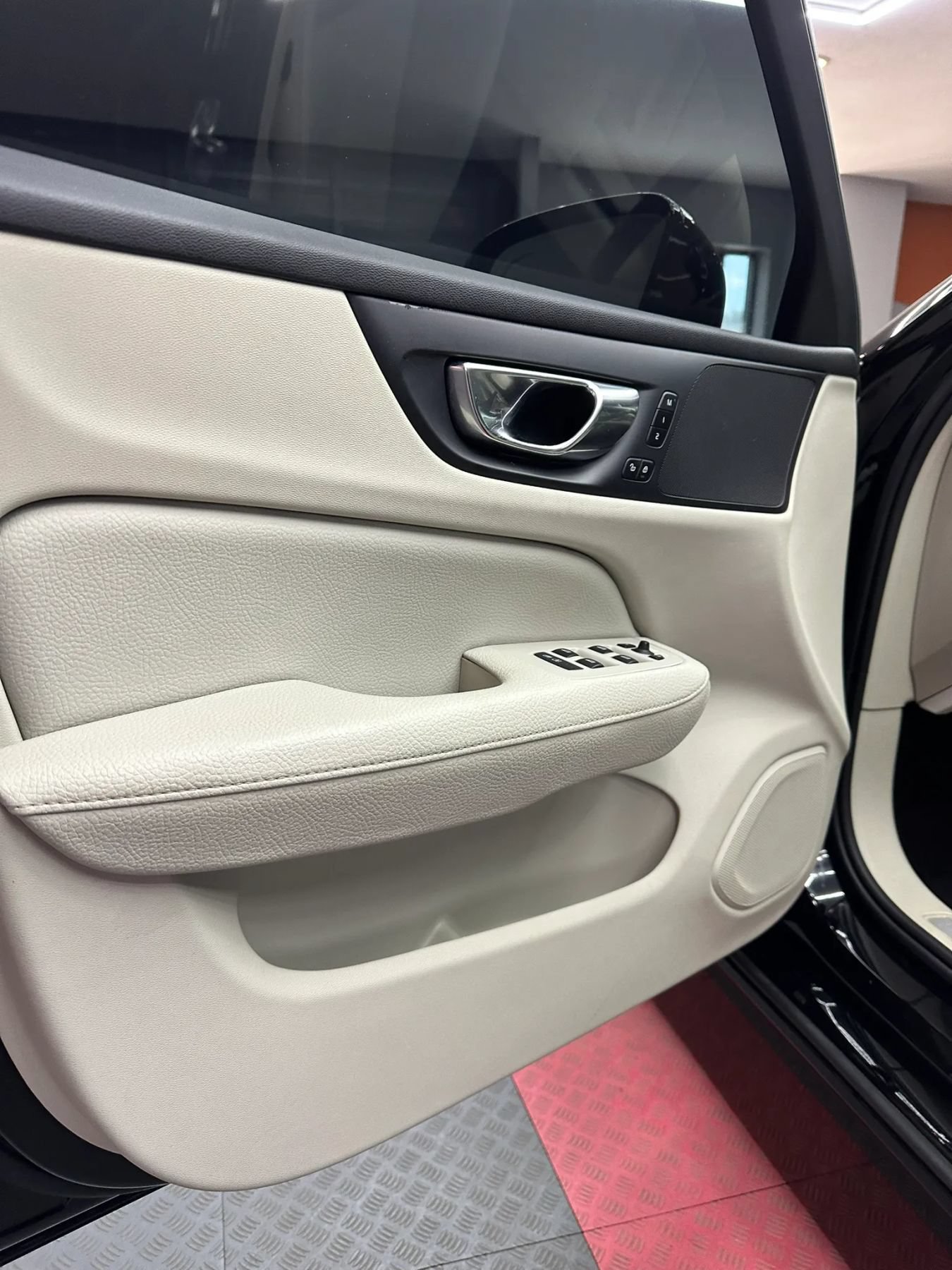 Used 2020 Volvo S60 T5 Momentum FWD image 9
