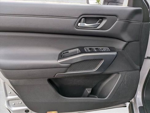 Used 2022 Nissan Pathfinder SL FWD image 11