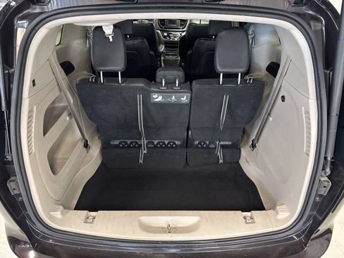 Used 2017 Chrysler Pacifica Touring-L FWD image 10