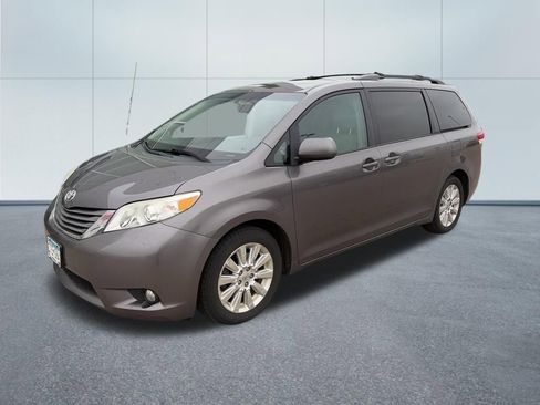 Used 2011 Toyota Sienna XLE image 3