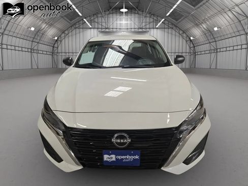 Used 2025 Nissan Altima 2.5 SV FWD image 2
