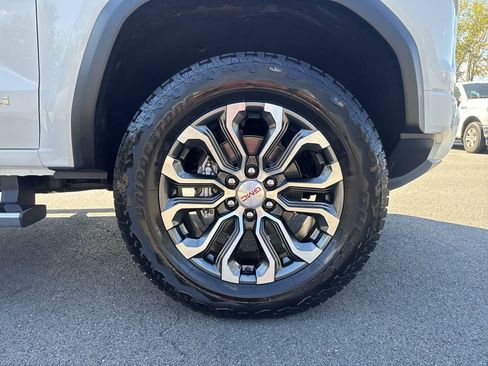 New 2026 GMC Canyon Denali image 9