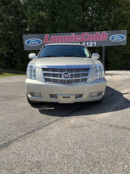 Used 2013 Cadillac Escalade Platinum RWD image 2