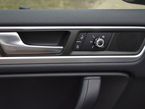 Used 2012 Volkswagen Touareg Sport image 25