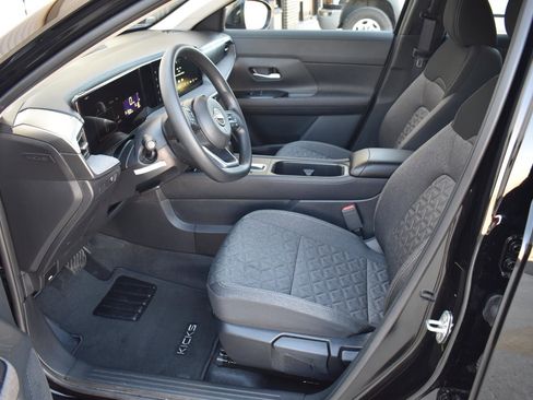 Certified 2025 Nissan Kicks SV image 14