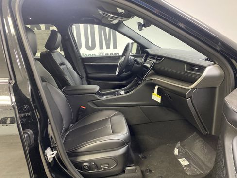 New 2025 Jeep Grand Cherokee Limited RWD image 8