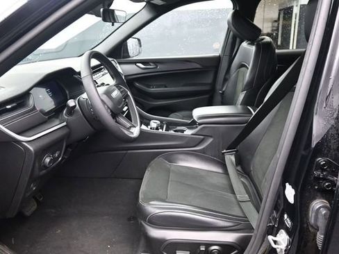 Used 2025 Jeep Grand Cherokee Altitude AWD/4WD image 18