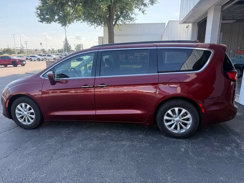 Used 2018 Chrysler Pacifica Touring Plus FWD image 3
