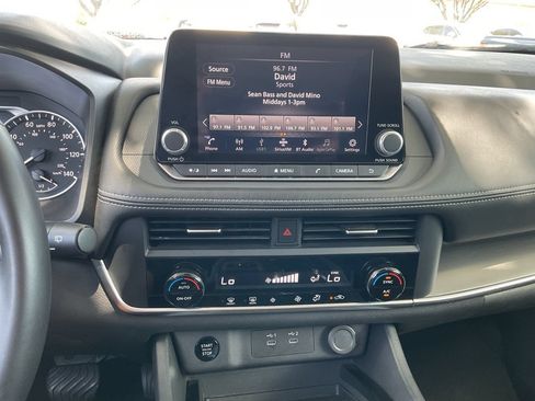 Used 2025 Nissan Rogue SV FWD image 21