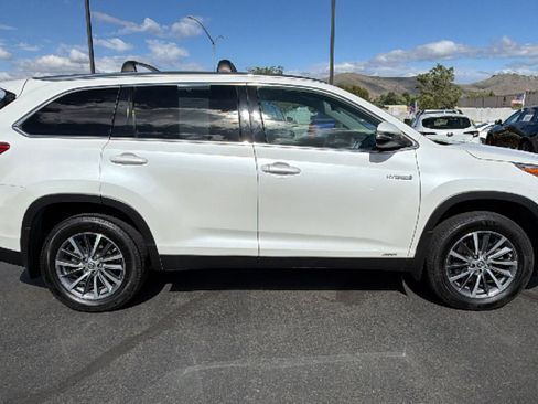 Used 2019 Toyota Highlander XLE AWD/4WD image 2