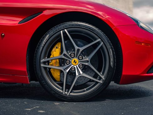 Used 2016 Ferrari California T RWD image 15